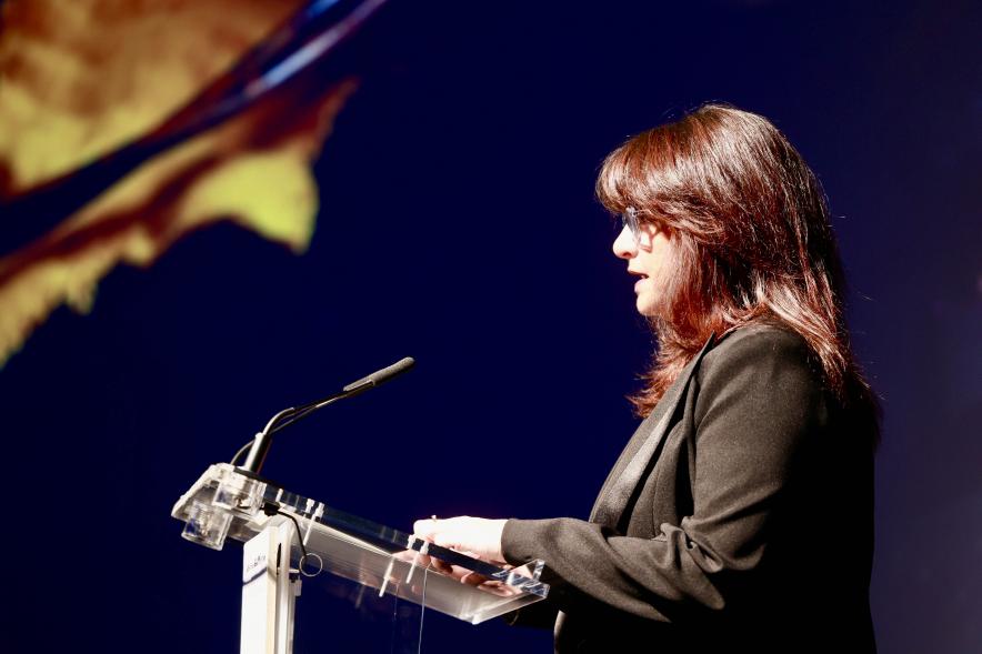 Día de la Memoria del Holocausto 2024, participante hablando desde el atril