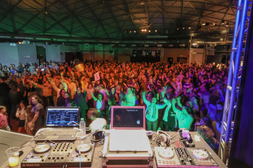 Festival benéfico "Día Mundial contra el Cáncer", actuación de dj