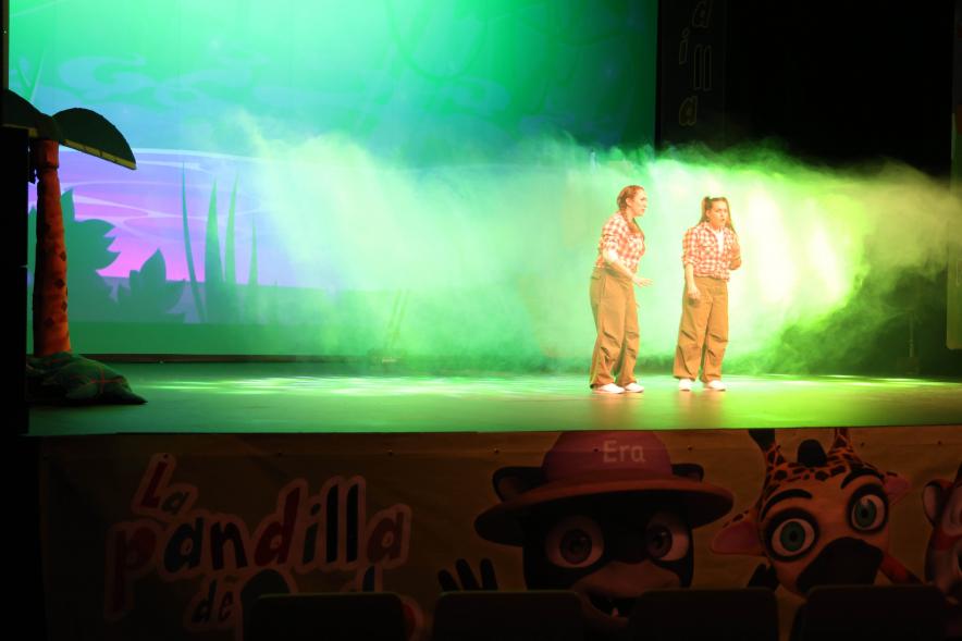 Teatro musical infantil: "Drilo y la amenaza del pirata Barbanegra", dos actrices en el escenario