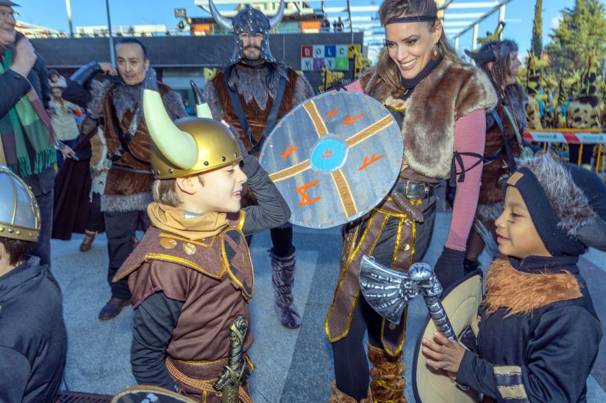 Gran Desfile de Carnaval 2024, asistentes disfrazados de vikingos