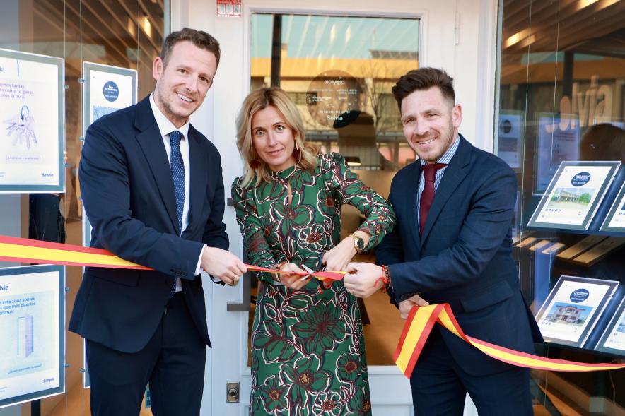 Inauguración de la nueva oficina de Solvia, alcaldesa cortando la cinta