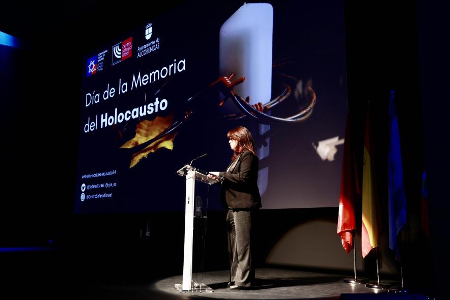 Día de la Memoria del Holocausto 2024, participante hablando desde el atril
