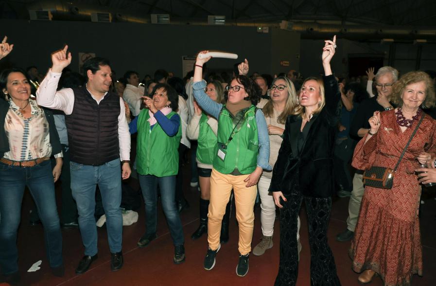 Festival benéfico "Día Mundial contra el Cáncer", asistentes bailando