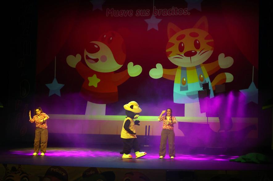 Teatro musical infantil: "Drilo y la amenaza del pirata Barbanegra", actrices en el escenario