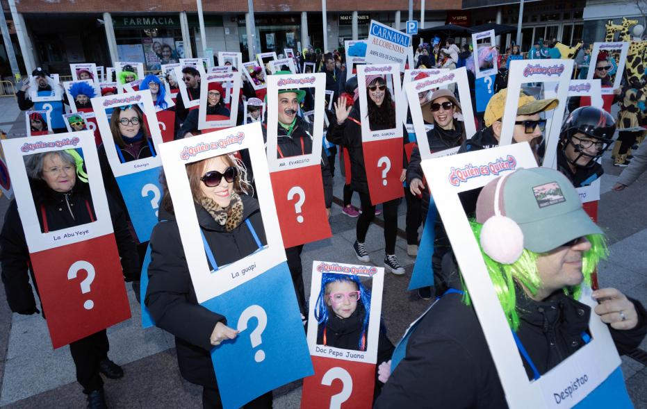 Gran Desfile de Carnaval 2024, asistentes disfrazados del juego quién es quién