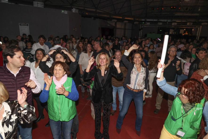 Festival benéfico "Día Mundial contra el Cáncer", asistentes bailando