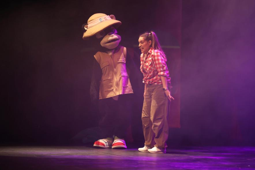Teatro musical infantil: "Drilo y la amenaza del pirata Barbanegra", actores en el escenario