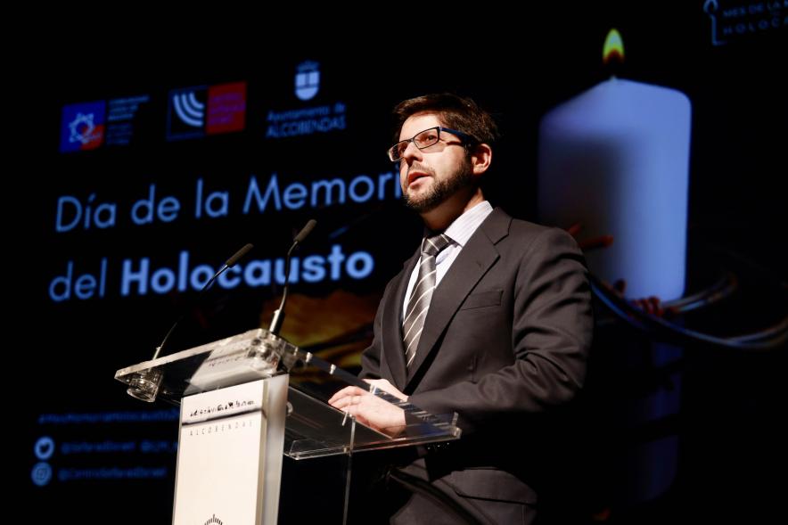 Día de la Memoria del Holocausto 2024, participante hablando desde el atril