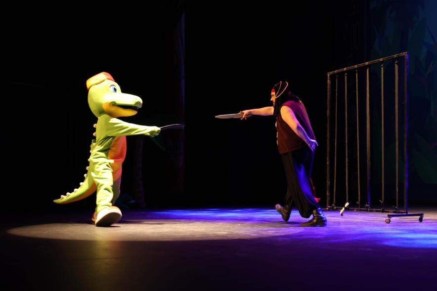 Teatro musical infantil: "Drilo y la amenaza del pirata Barbanegra", cocodrilo Drilo luchando contra Barbanegra
