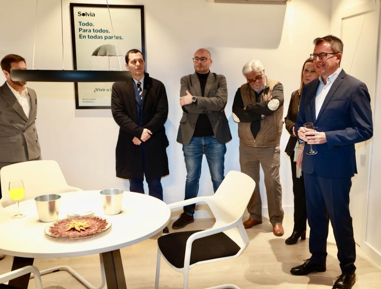 Inauguración de la nueva oficina de Solvia, trabajadores de la inmobiliaria