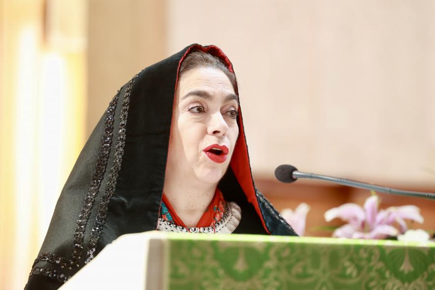 Fiesta de las Águedas 2024, mujer hablando