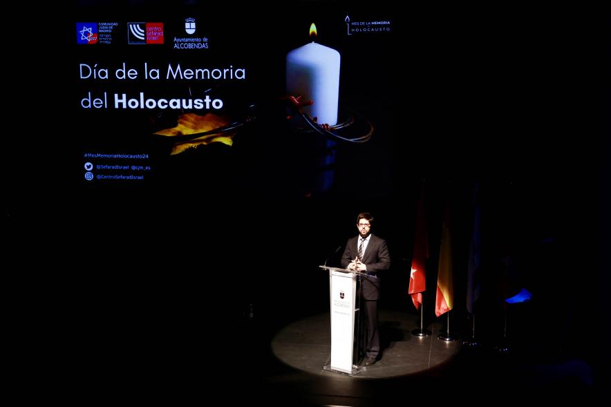 Día de la Memoria del Holocausto 2024, participante hablando desde el atril