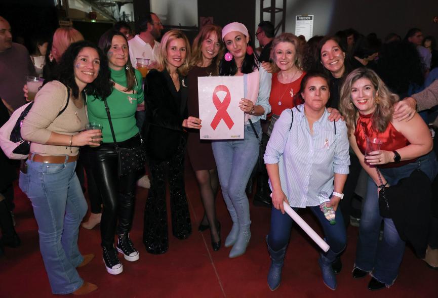 Festival benéfico "Día Mundial contra el Cáncer", alcaldesa con asistentes al acto