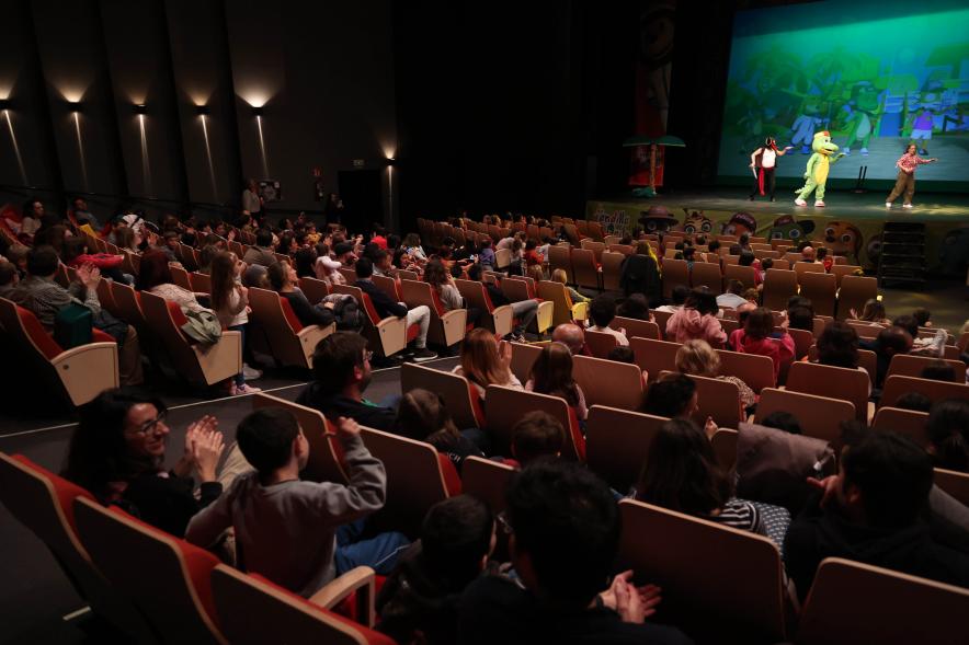 Teatro musical infantil: "Drilo y la amenaza del pirata Barbanegra", público sentado en las butacas viendo el espectáculo