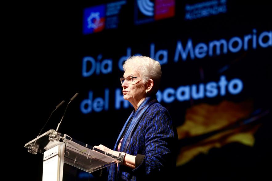 Día de la Memoria del Holocausto 2024, participante hablando desde el atril