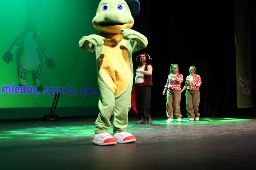 Teatro musical infantil: "Drilo y la amenaza del pirata Barbanegra", cocodrilo Drilo en el escenario