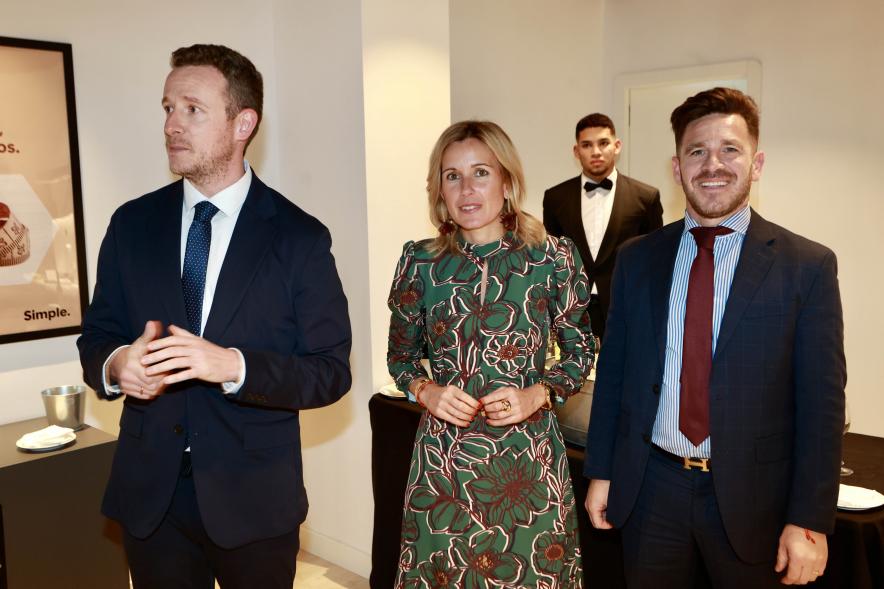 Inauguración de la nueva oficina de Solvia, alcaldesa y trabajadores de la inmobiliaria