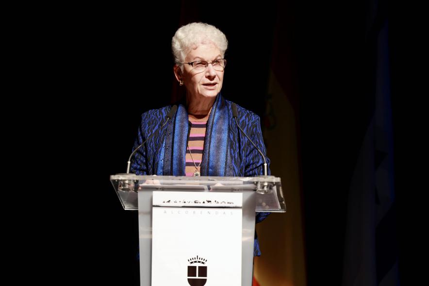 Día de la Memoria del Holocausto 2024, participante hablando desde el atril