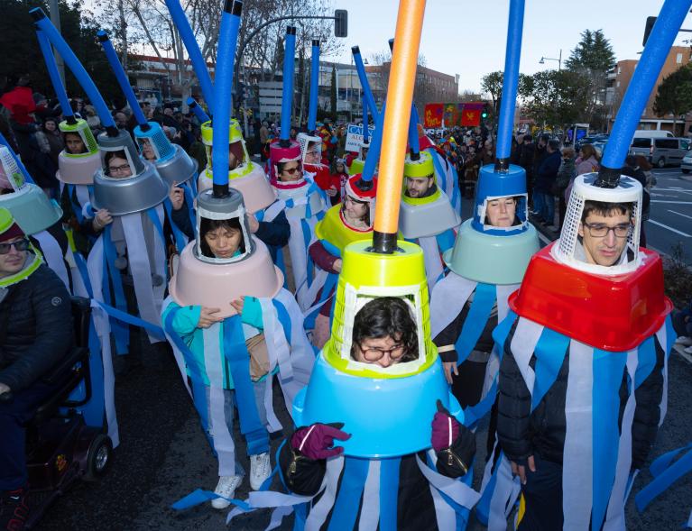 Gran Desfile de Carnaval 2024, asistentes disfrazados de fregonas