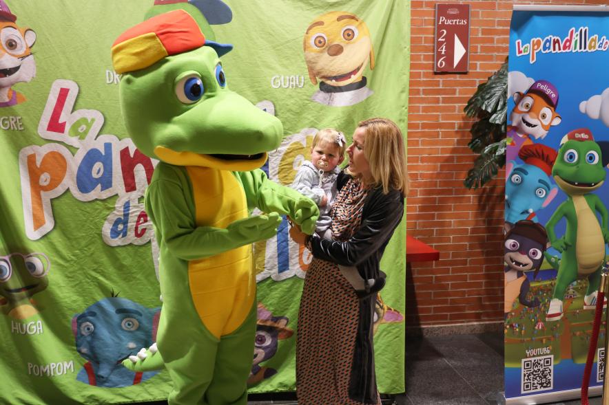 Teatro musical infantil: "Drilo y la amenaza del pirata Barbanegra", cocodrilo Drilo con la alcaldesa y su hija