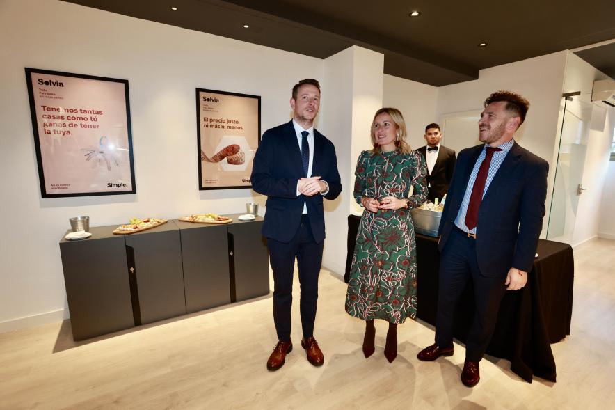 Inauguración de la nueva oficina de Solvia, alcaldesa y trabajadores del ayuntamiento