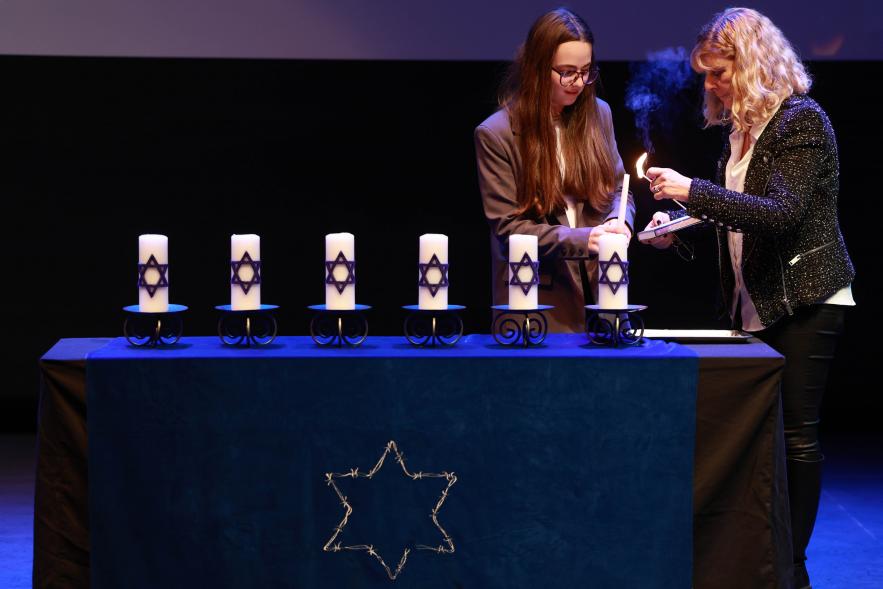 Día de la Memoria del Holocausto 2024, participante encendiendo una vela