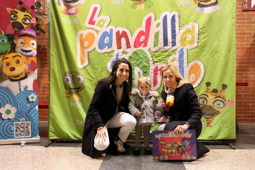 Teatro musical infantil: "Drilo y la amenaza del pirata Barbanegra", cocodrilo Drilo con la alcaldesa y su hija