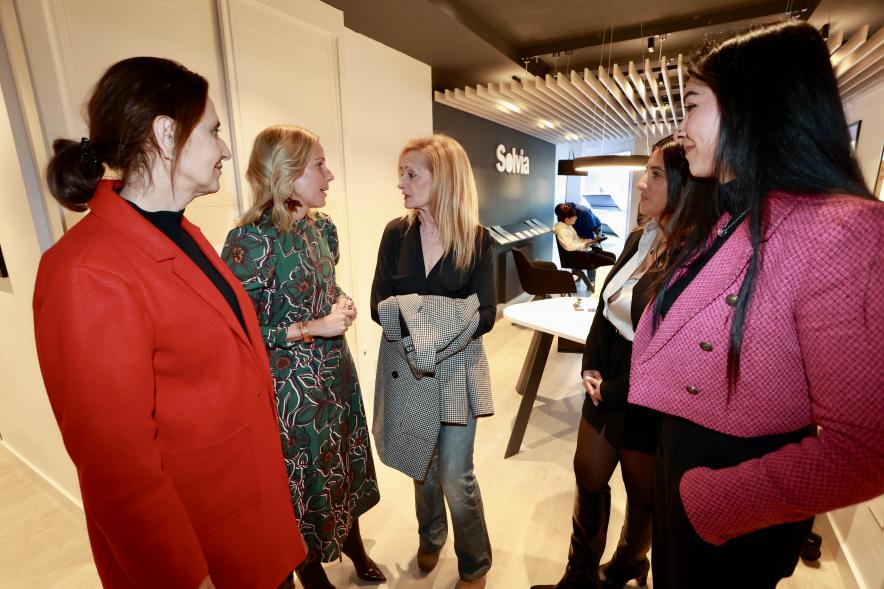 Inauguración de la nueva oficina de Solvia, alcaldesa y trabajadores del ayuntamiento