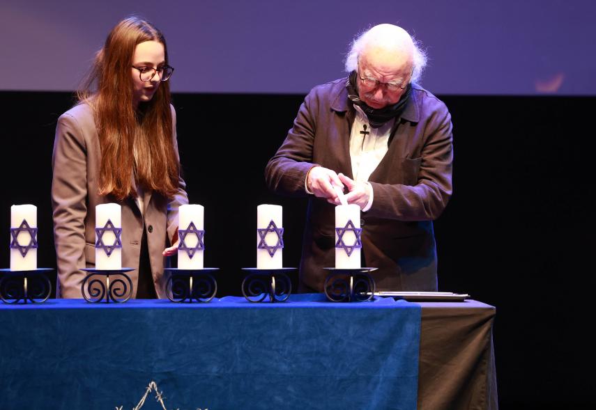 Día de la Memoria del Holocausto 2024, participante encendiendo una vela
