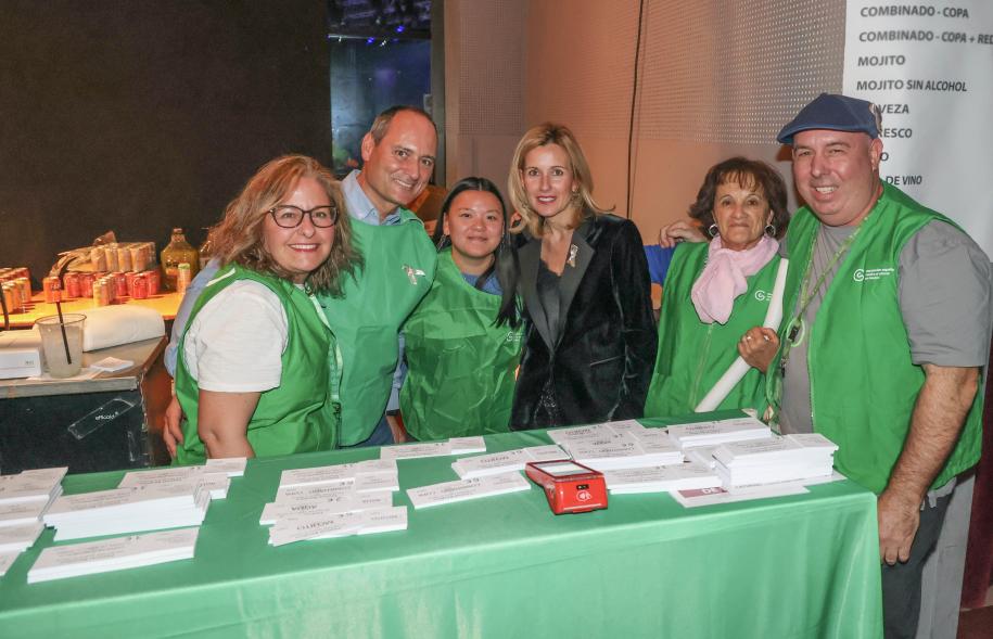 Festival benéfico "Día Mundial contra el Cáncer", representantes de la asociación española contra el cáncer