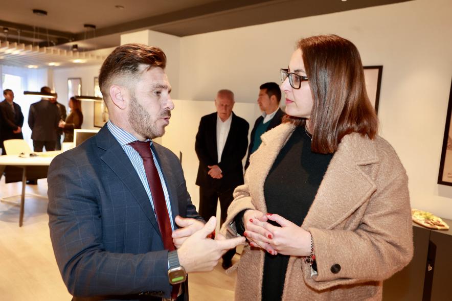 Inauguración de la nueva oficina de Solvia, concejala de economía y trabajador de la inmobiliaria