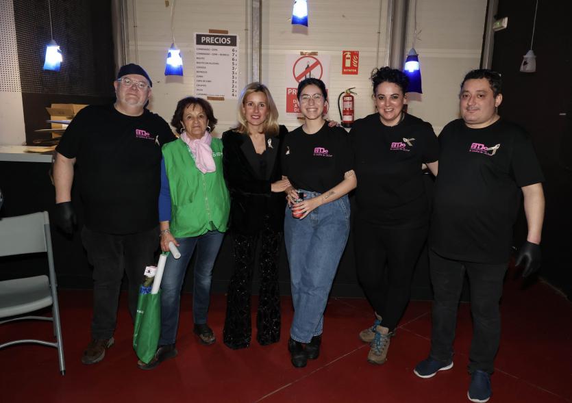 Festival benéfico "Día Mundial contra el Cáncer", representantes de la asociación española contra el cáncer