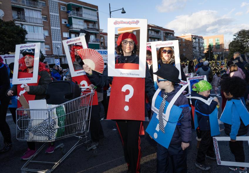Gran Desfile de Carnaval 2024, asistentes disfrazados del juego quién es quién