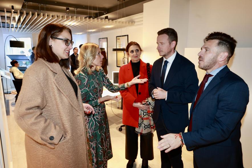 Inauguración de la nueva oficina de Solvia, alcaldesa, concejala de economía, concejala de empleo y trabajador de la inmobiliaria