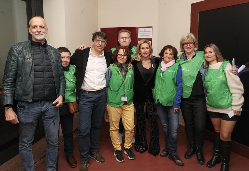 Festival benéfico "Día Mundial contra el Cáncer", representantes de la asociación española contra el cáncer