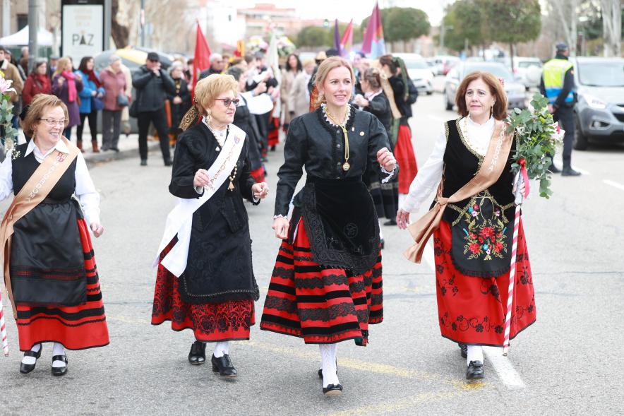 Fiesta de las Águedas 2024, alcaldesa y mujeres de la Casa de Castilla y León