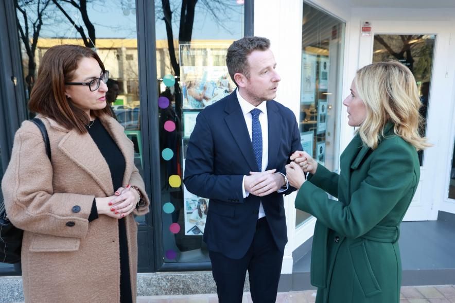 Inauguración de la nueva oficina de Solvia, alcaldesa, concejala de economía y trabajador de la inmobiliaria