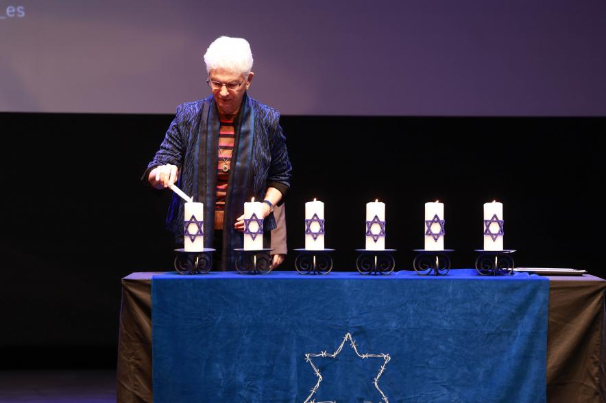 Día de la Memoria del Holocausto 2024, participante encendiendo una vela