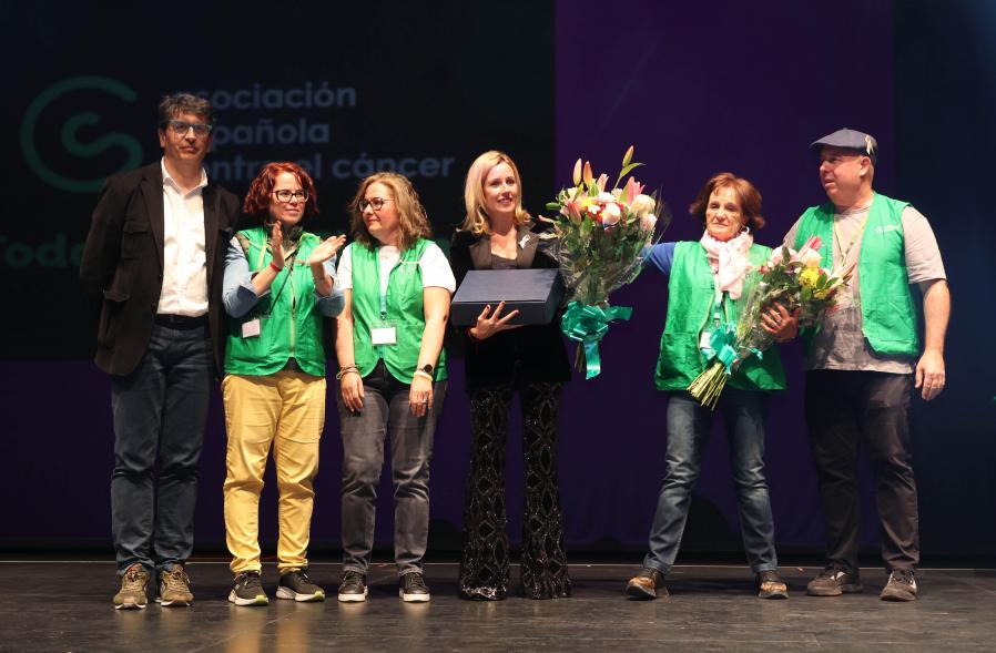 Festival benéfico "Día Mundial contra el Cáncer", representantes de la asociación española contra el cáncer