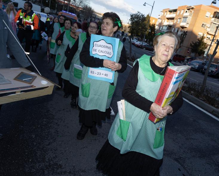 Gran Desfile de Carnaval 2024, asistentes disfrazados de escolares