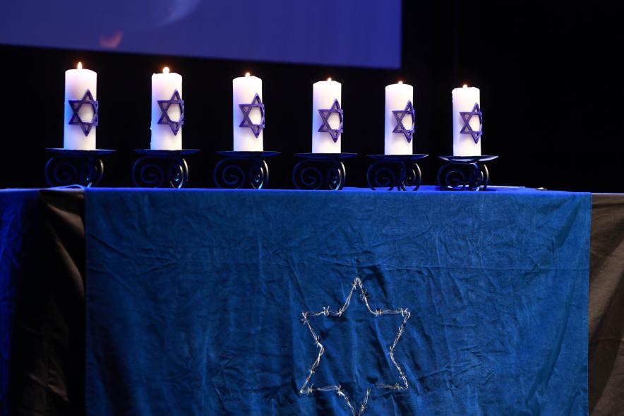 Día de la Memoria del Holocausto 2024, velas en honor a las víctimas