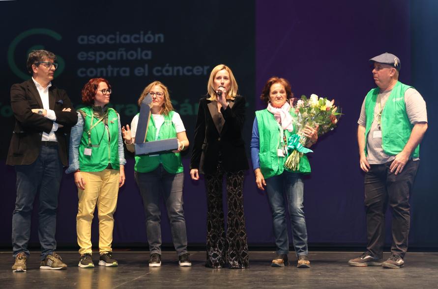 Festival benéfico "Día Mundial contra el Cáncer", representantes de la asociación española contra el cáncer