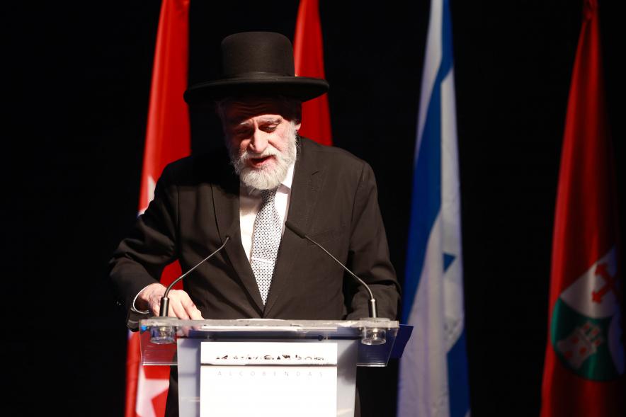 Día de la Memoria del Holocausto 2024, participante hablando desde el atril
