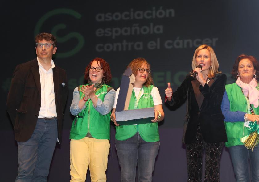 Festival benéfico "Día Mundial contra el Cáncer", representantes de la asociación española contra el cáncer