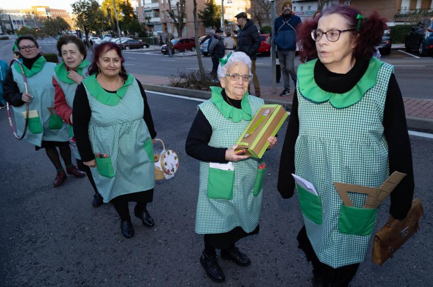 Gran Desfile de Carnaval 2024, asistentes disfrazados de escolares