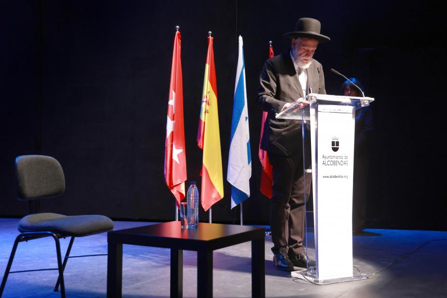 Día de la Memoria del Holocausto 2024, participante hablando desde el atril