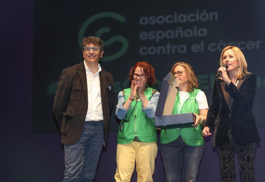 Festival benéfico "Día Mundial contra el Cáncer", representantes de la asociación española contra el cáncer