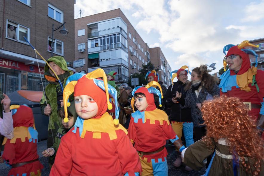 Gran Desfile de Carnaval 2024, asistentes disfrazados de arlequines
