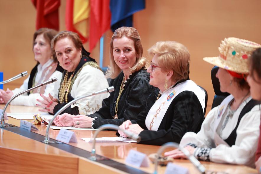 Fiesta de las Águedas 2024, mujeres de la casa de Castilla y León en el pleno