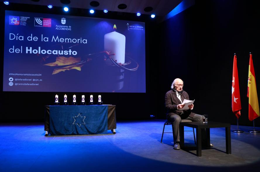 Día de la Memoria del Holocausto 2024, asistente al acto leyendo 